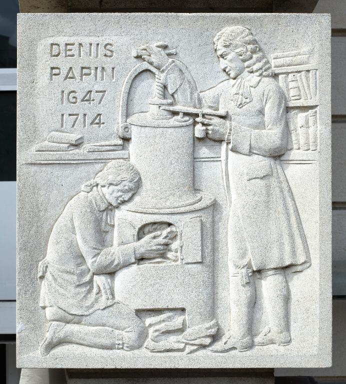 Bas-relief évoquant l'inventeur blésois Denis Papin, niveau trois, pilier droit.