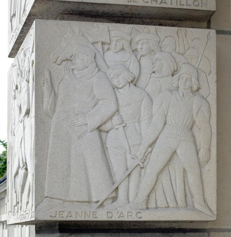 Bas-relief représentant le départ de Jeanne d'Arc, niveau quatre, pilier gauche (seconde partie).