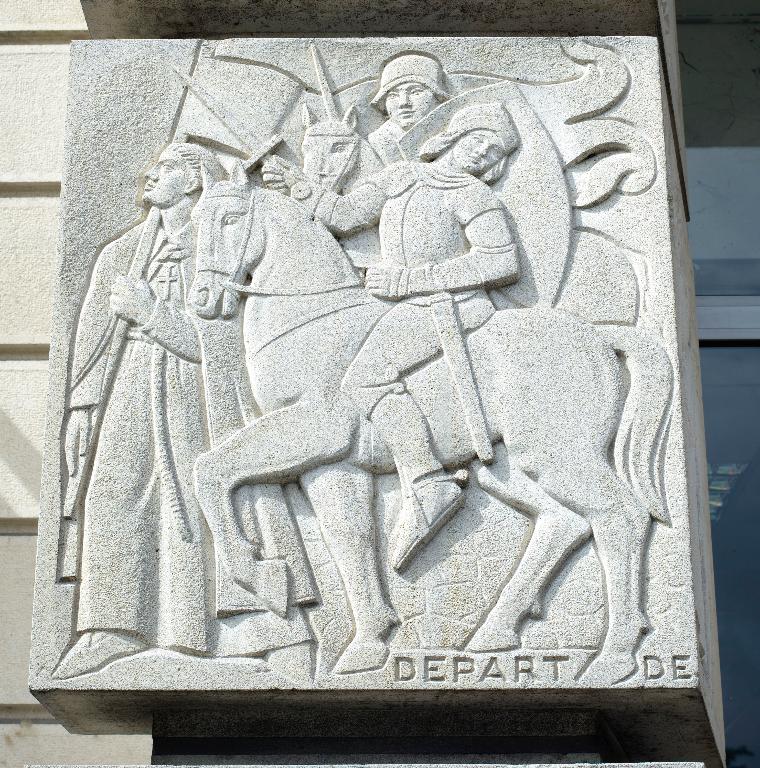 Bas-relief représentant le départ de Jeanne d'Arc, niveau quatre, pilier gauche (première partie).