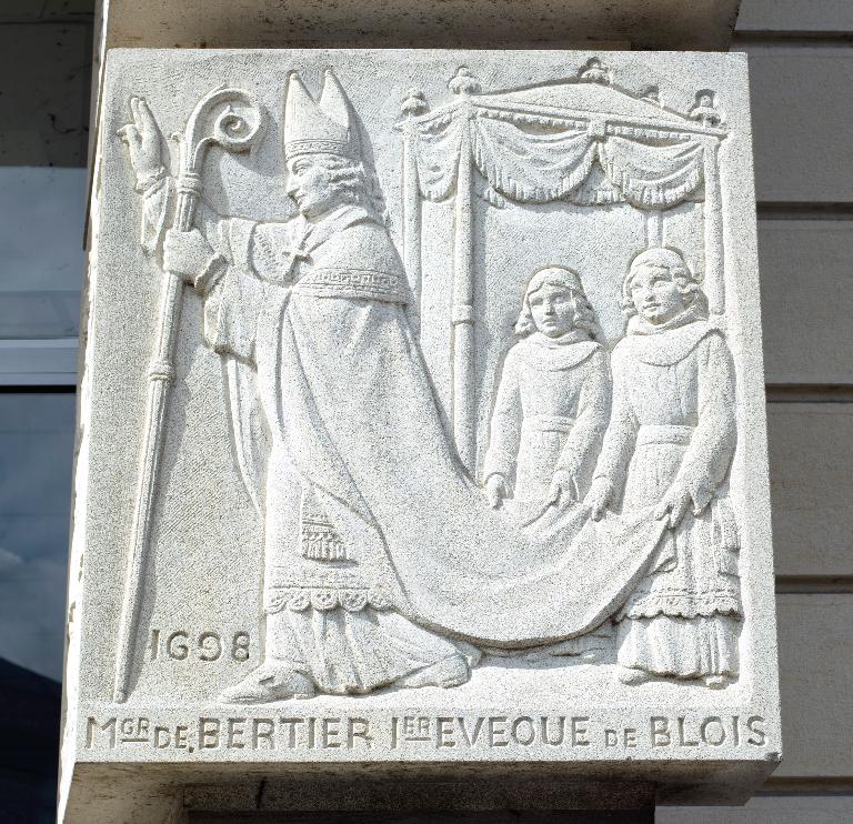 Bas-relief évoquant le premier évêque de Blois, Monseigneur de Bertier, en 1698, niveau quatre, pilier droit (seconde partie).