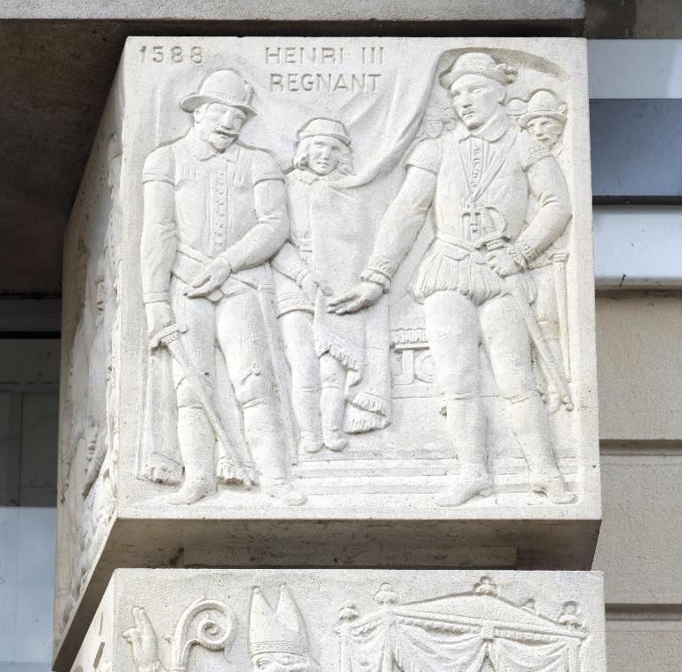 Bas-relief évoquant l'assassinat du duc de Guise en 1588, sous le règne d'Henri III, niveau cinq, pilier droit (seconde partie).