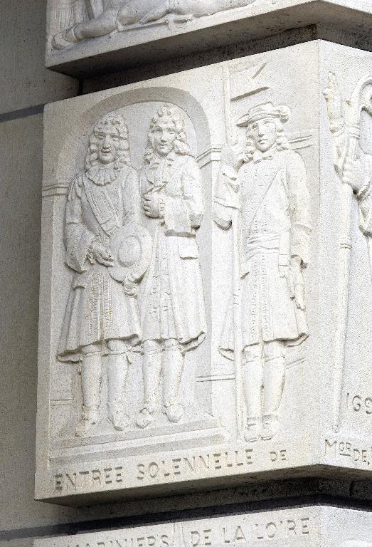 Bas-relief évoquant le premier évêque de Blois, Monseigneur de Bertier, en 1698, niveau quatre, pilier droit (première partie).