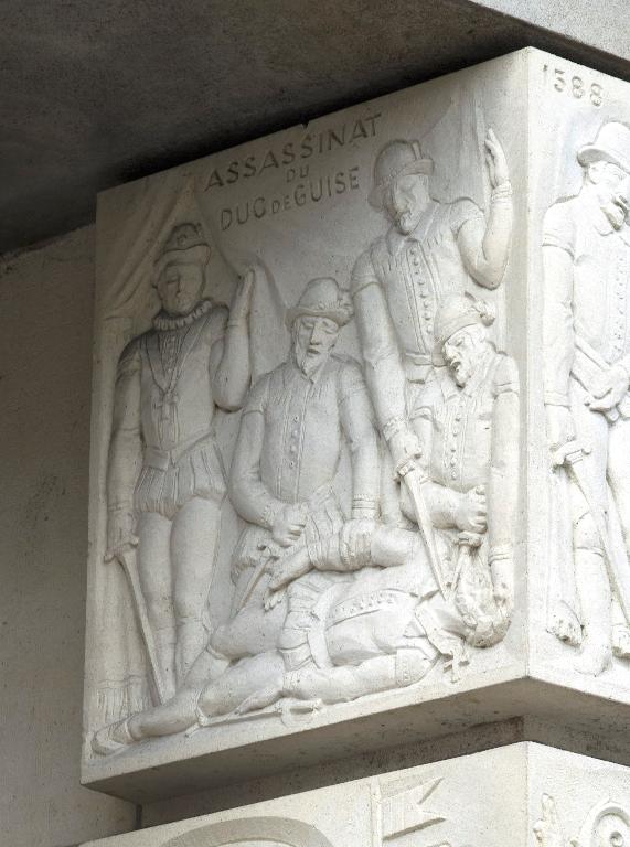 Bas-relief évoquant l'assassinat du duc de Guise en 1588, sous le règne d'Henri III, niveau cinq, pilier droit (première partie).