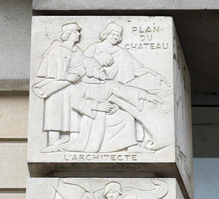 Bas-relief évoquant la construction du château de Blois par la représentation de l'architecte et de son plan, niveau cinq, pilier gauche.