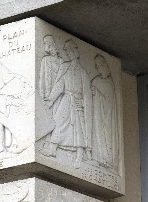 Bas-relief évoquant les comtes de Châtillon, niveau cinq, pilier gauche.