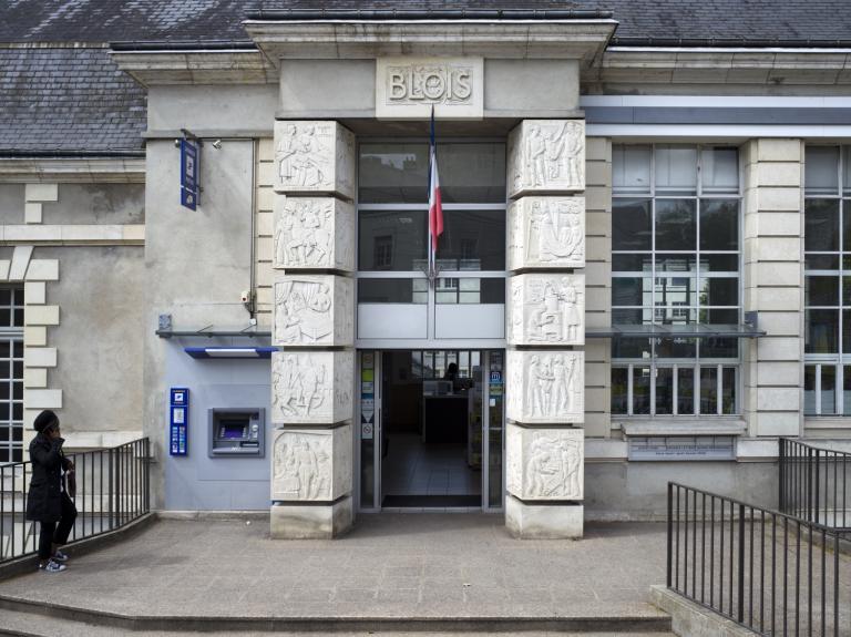 Entrée du bureau de poste, sur la façade nord, rue du Père-Monsabre. ; Vue générale.