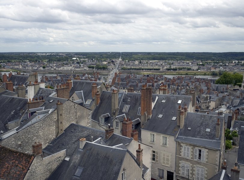 Vue de la ville depuis la tour Beauvoir, au second plan, les couvertures homogènes des immeubles reconstruits de la rive droite et au fond la façade des îlots P et Q. 