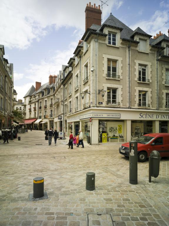 Angle sud-ouest, entre la rue du Commerce et la rue des Orfèvres.