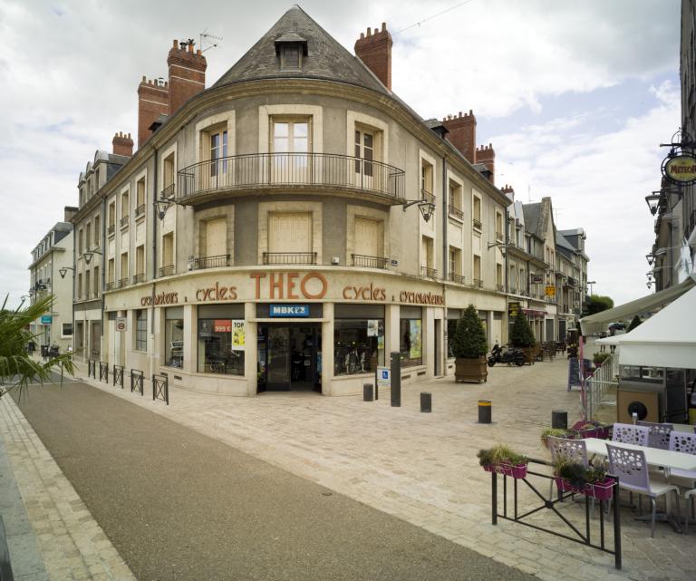 Façade sur rue. ; Façade sur la place Ave-Maria, angle des rues Jeanne-d'Arc et Henry-Drussy.