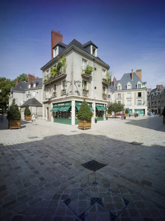 Façade à l'angle de la rue du Commerce et de la rue Emile-Laurens. ; Angle entre la rue du Commerce et la rue Emile-Laurens, à l'arrière, îlot F.