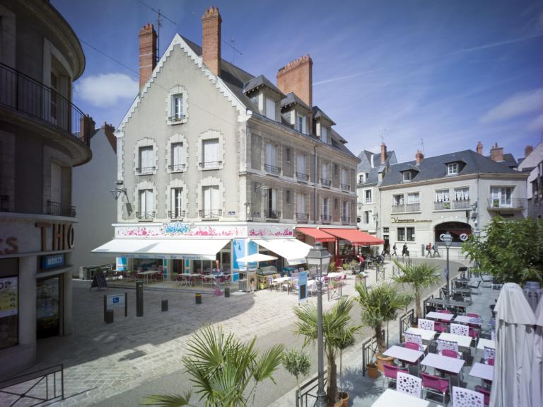 Façades sur la rue Henry-Drussy et sur la place Ave-Maria. ; Façade sur la place Ave-Maria et angle avec la rue Henry-Drussy.