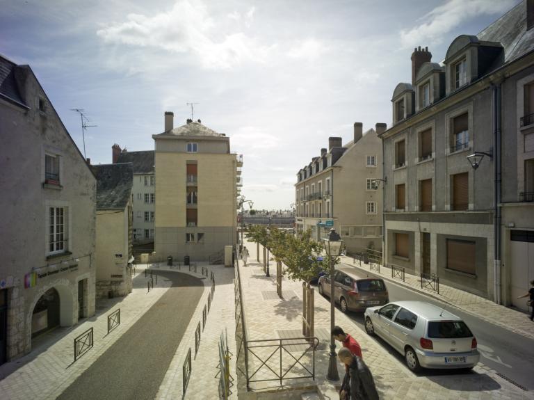 Façade sur la rue Jeanne-d'Arc.