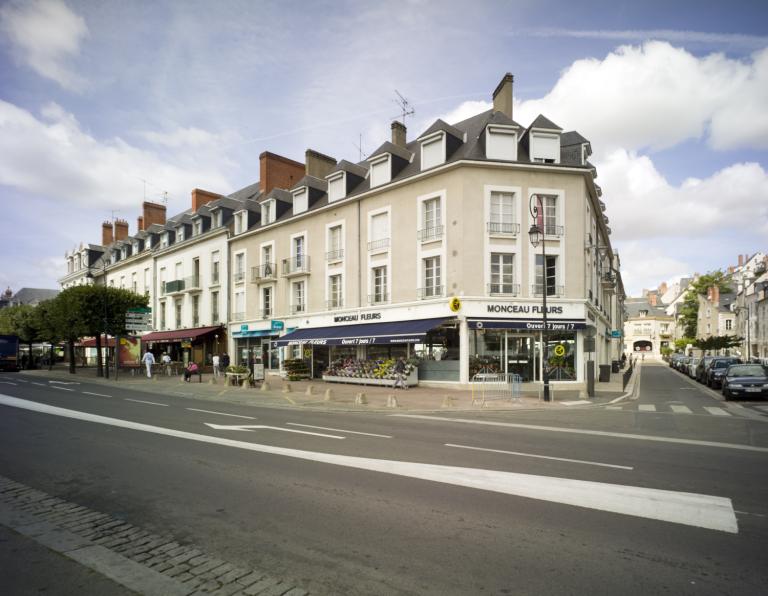 Façade sur les quais, angle avec la rue Jeanne-d'Arc. ; Façade sur les quais.