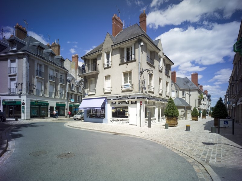 La place Louis-XII à l'angle de la rue Emile-Laurens. ; Façades sur la place Louis-XII et sur la rue Emile-Laurens. ; Le 16, rue des Orfèvres vu depuis la place Louis-XII.