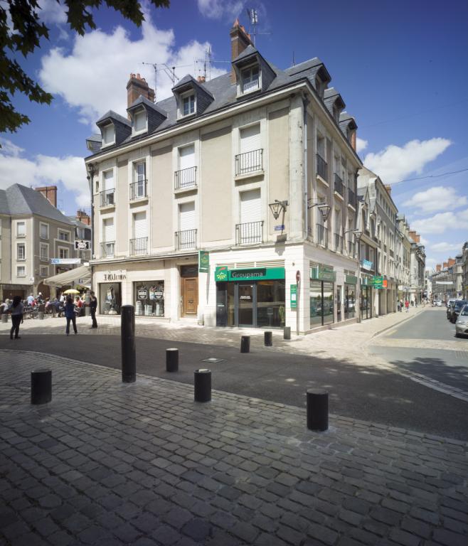 Façade sur la place Louis-XII et angle avec la rue des Orfèvres.