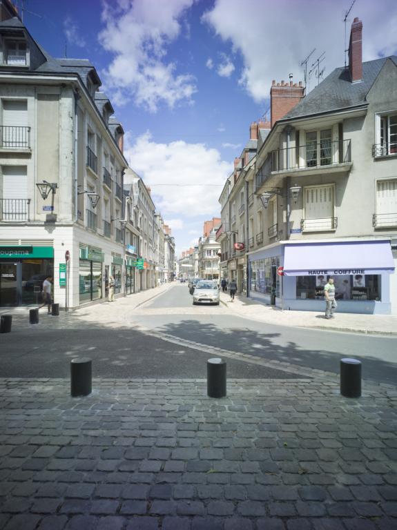 Angle sur la place Louis-XII et façade sur la rue des Orfèvres faisant face à l'îlot E.  ; Façade sur la rue des Orfèvres. ; Sur la droite : 16 et 14 rue des Orfèvres.