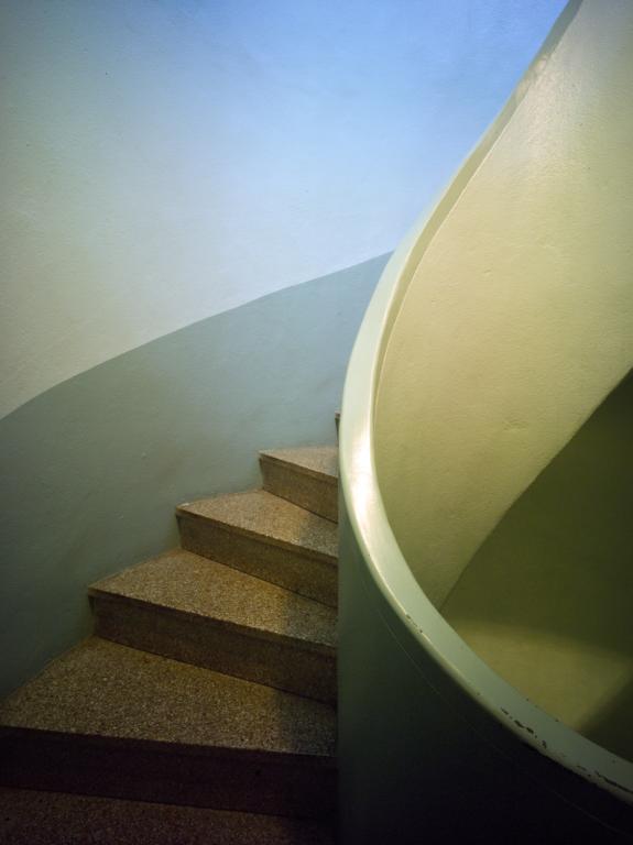 Escalier en béton, revêtement de granito.