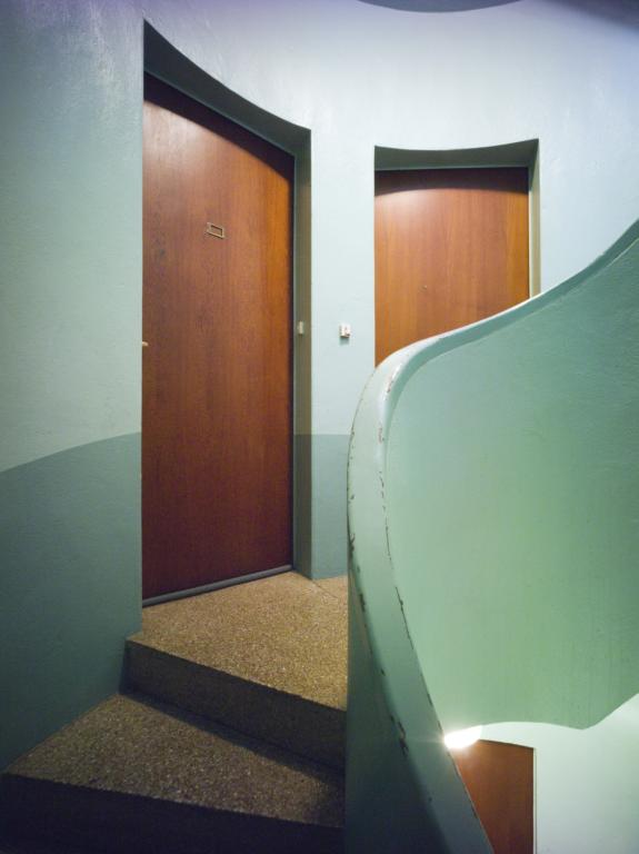 Entrée de deux appartements dans l'escalier.