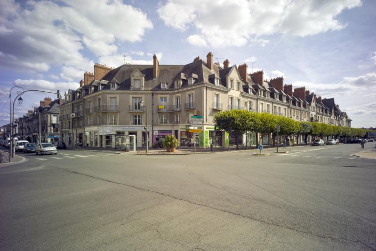 Façade de l'îlot P sur la tête de pont et sur le quai.