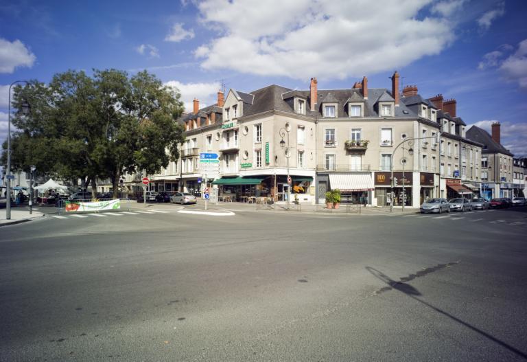 Façade de l'îlot sur la place de tête de pont, sur l'avenue du Président-Wilson et sur la rue de la Chaîne.