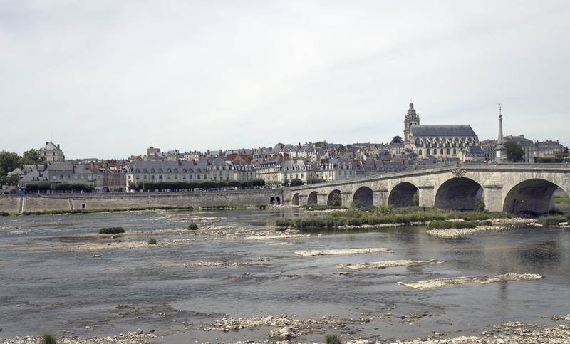 La rive droite, vue depuis la rive gauche, en aval du pont Gabriel.