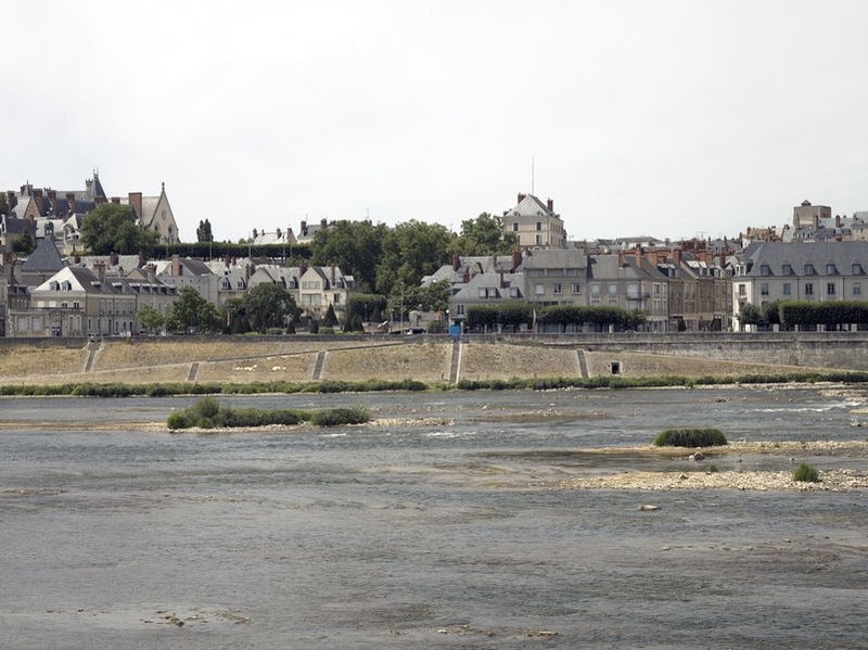 La façade de l'îlot D sur les quais, vue depuis la rive gauche. ; Vue depuis la rive gauche. ; La rive droite, vue depuis la rive gauche : rue du Commerce et Place Valin-de-la-Vaissière.