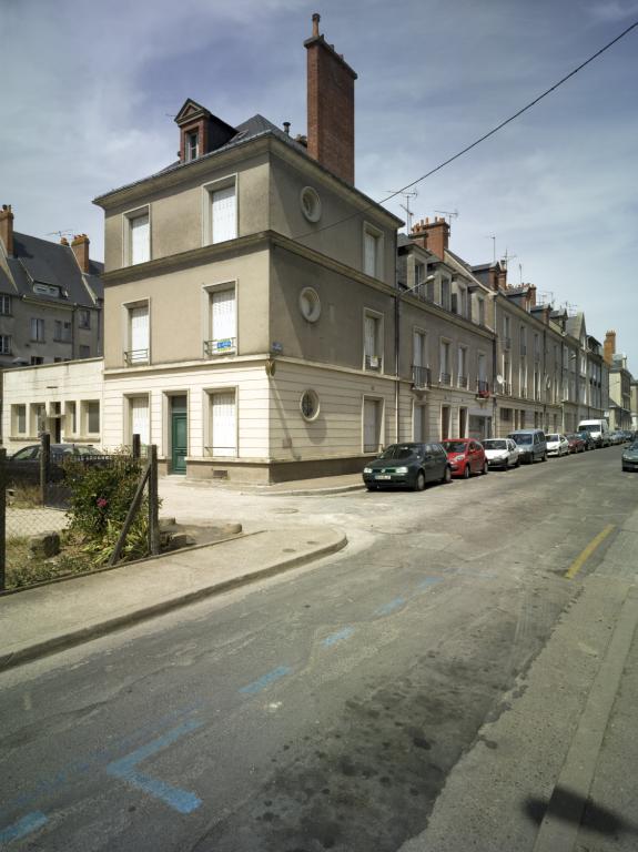 Façade sur la rue du Premier-Septembre, vue depuis l'ouest.