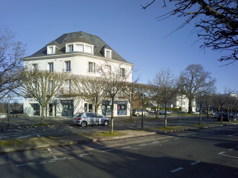 Vue de l'angle ouest de l'îlot U, cet immeuble qui fait face à la gare était à l'origine l'hôtel de l'Escargot d'Or.