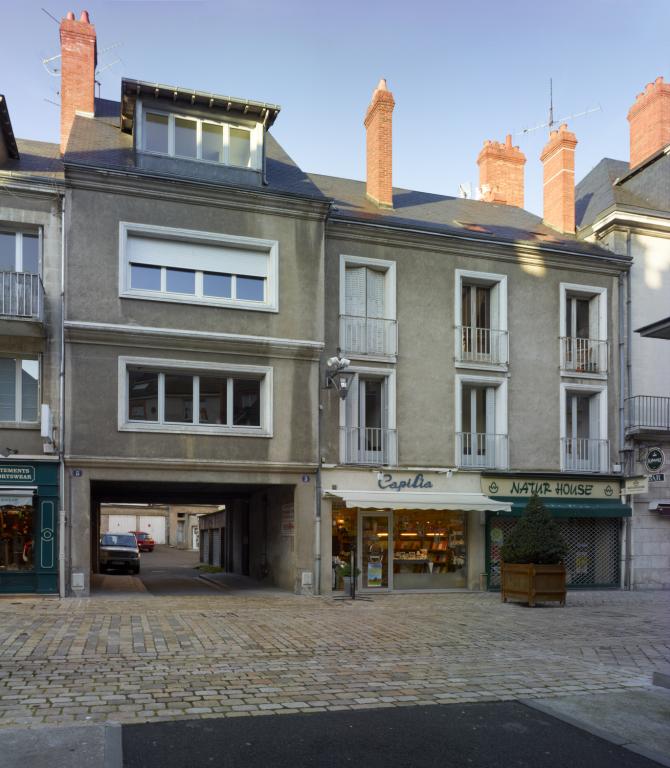 L'accès au coeur de l'îlot H se fait par un passage couvert depuis la rue Emile-Laurens. ; Façade sur la rue Emile-Laurens.