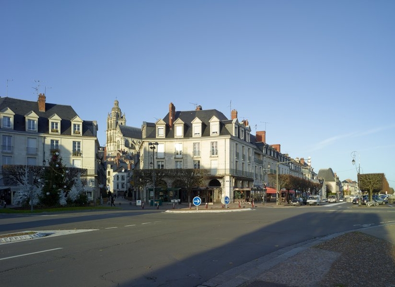 Vue de la façade donnant sur le rond-point de la Résistance depuis le sud-ouest. ; Angle avec le rond-point de la Résistance et façade sur les quais. ; Le rond-point vu depuis l'ouest.