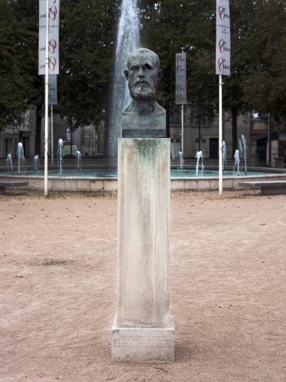 Vue d'ensemble du monument, avec le square Charles-Péguy en second plan.