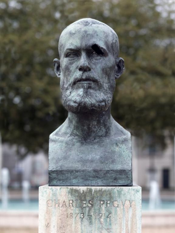 Vue du buste de face.