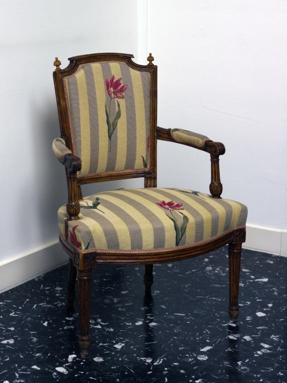 Ensemble de 3 chaises en cabriolet, 3 fauteuils à la reine et 1 fauteuil marquise