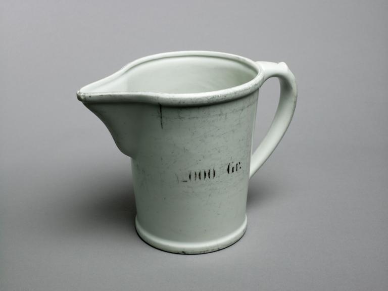 Instruments médicaux : 2 pots mesureurs