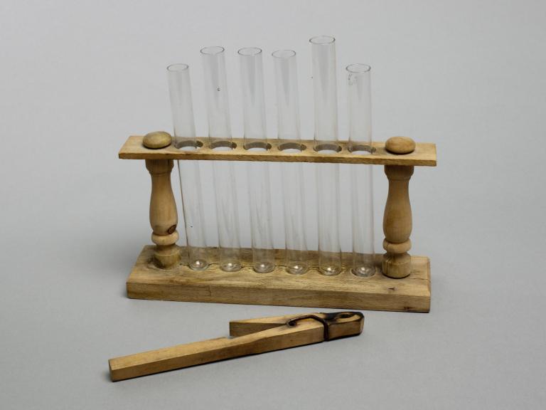 Instruments médicaux : 2 portes-tubes à essai, tubes à essai, pince de préhension