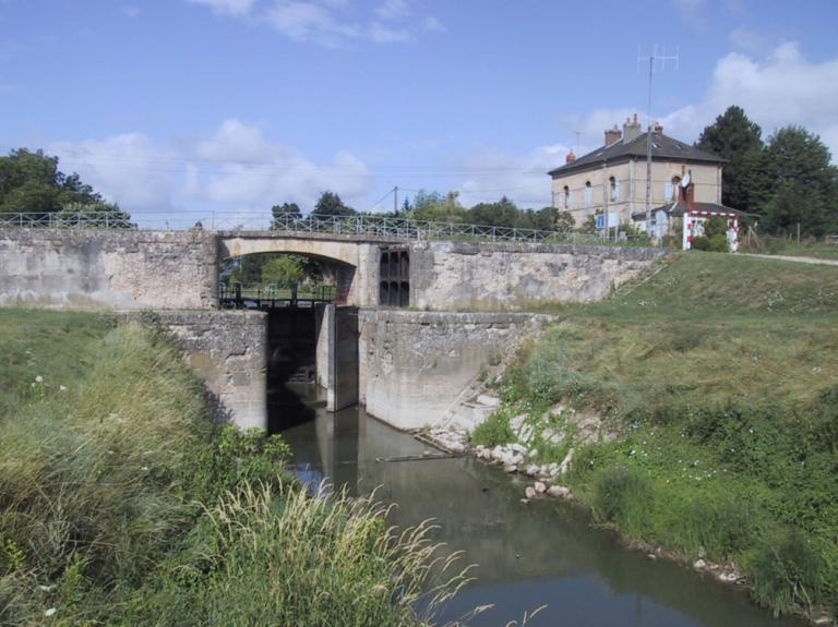 L'écluse de Givry, portes donnant sur la Loire.