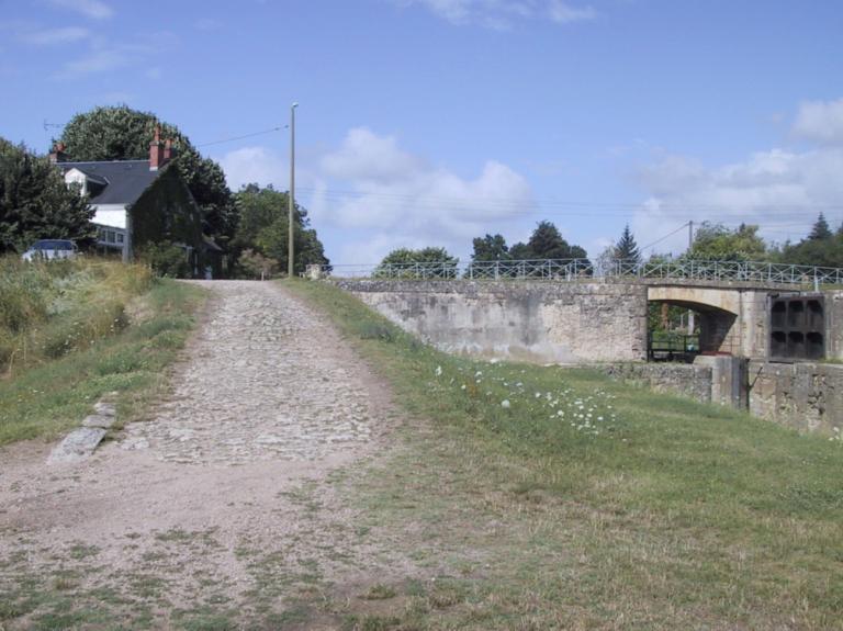 Rampe reliant la culée du pont sur écluse à la banquette de halage longeant la Loire.