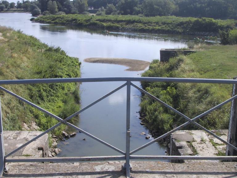 La Loire vue depuis le pont sur l'écluse de Givry.