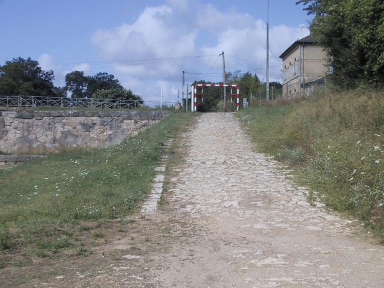 Rampe reliant la culée du pont sur écluse (Givry) à la plateforme établie à l'extrémité de l'épi (rive gauche).