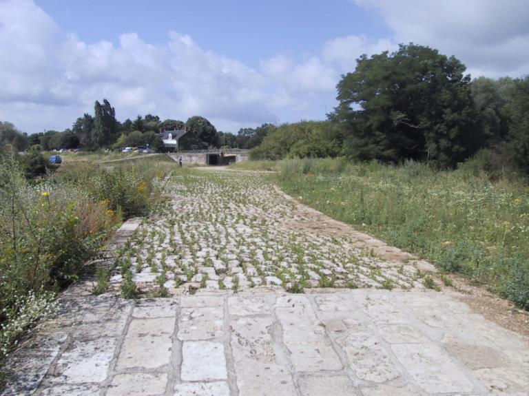 Plateforme établie à l'extrémité de l'épi de Givry Fourchambault (côté rive gauche). Vue prise vers l'écluse de Givry.