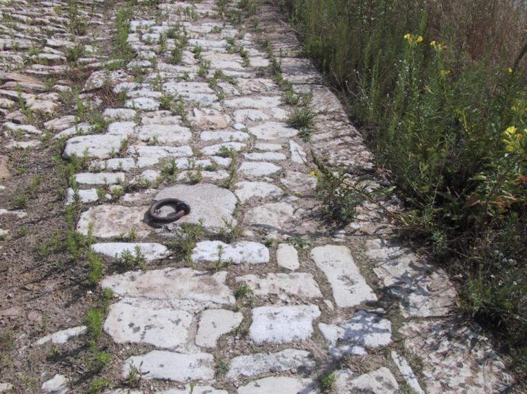 Plateforme établie à l'extrémité de l'épi de Givry Fourchambault (côté rive gauche). Détail du pavage et organeau.