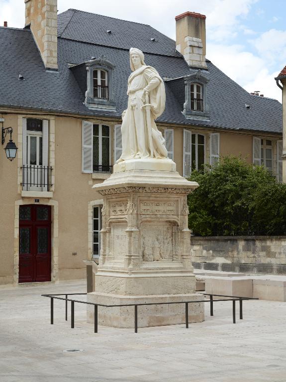 Vue de trois quarts droit du monument.