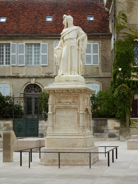 Statue de Jacques Coeur exposée à Bourges. ; Vue de face du monument.