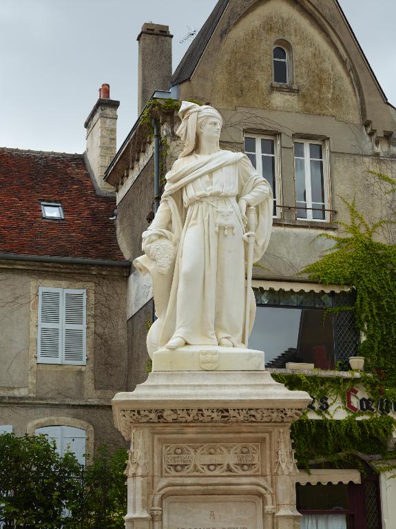 Vue de la statue de face en contre-plongée.