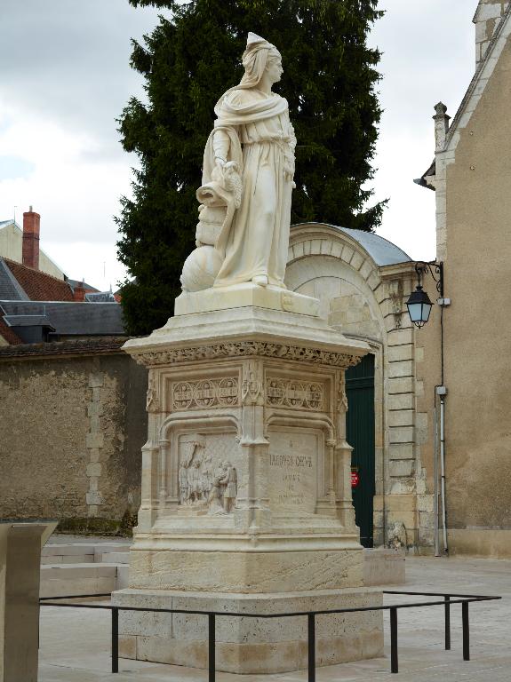 Vue de trois quarts gauche du monument.