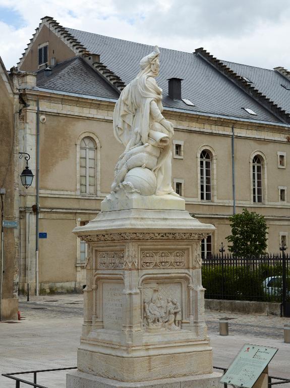 Vue de trois quarts arrière du monument.