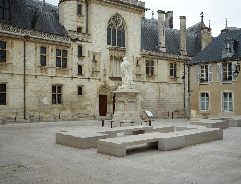 Vue générale de la place Jacques-Coeur, avec l'ensemble des aménagements urbains autour du monument.