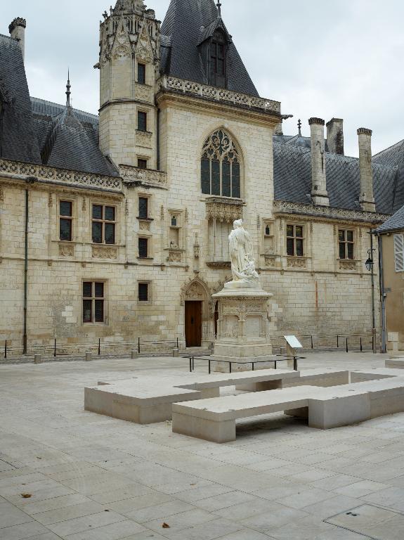 Vue générale de la place Jacques-Coeur, avec le monument faisant face au Palais Jacques-Coeur.