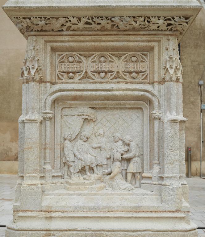 Vue du relief gauche du socle : scène d'intérieur, le départ en exil.