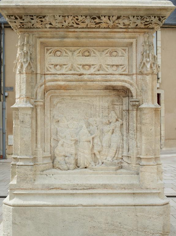 Vue du relief droit du socle : scène d'extérieur, le départ en exil.